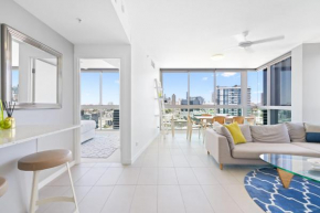 Elegant 2-Bed with Rooftop Dining & Fabulous Views